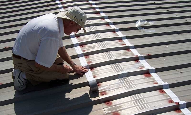Xử lý chống dột mái nhà bằng băng keo dán
