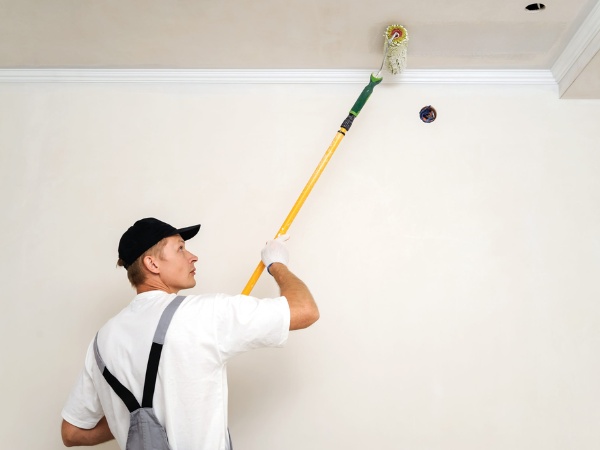 Sử dụng sơn chống thấm cho trần nhà dột nước